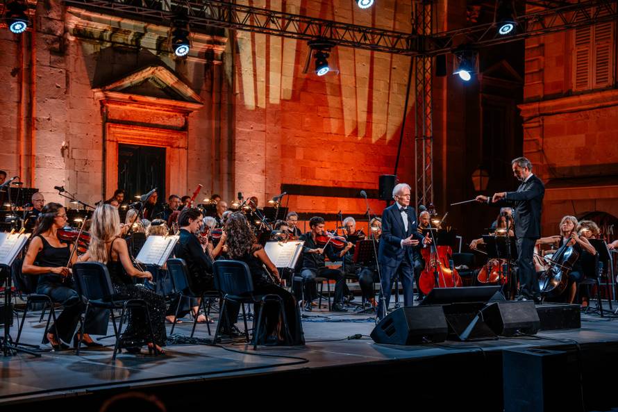 Večer vrhunske glazbe i ovacije za legendarnog tenora: Jose Carreras oduševio Dubrovnik