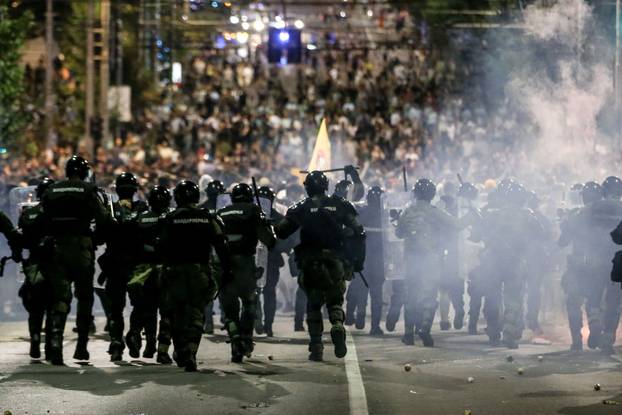 Beograd: Policija rastjerala građane koji su bili okupljeni u Ulici Kneza Miloša, nekoliko građana ozlijeđeno