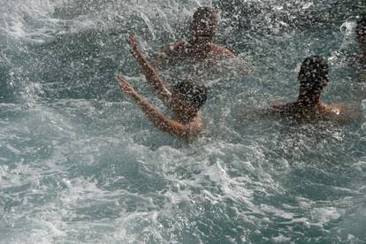 FOTO Spas od paklenog vala mnogi su potražili u rijekama i morima: Plaže krcate turistima