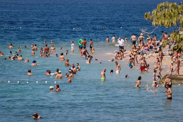 Zadar: Velik brok kupača na zadarskim plažama