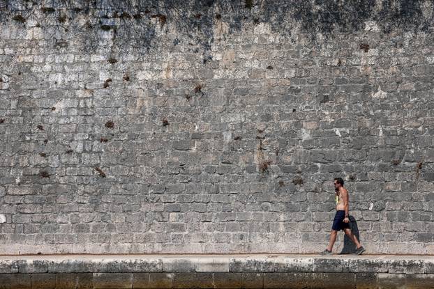 Zadar: Velik brok kupača na zadarskim plažama