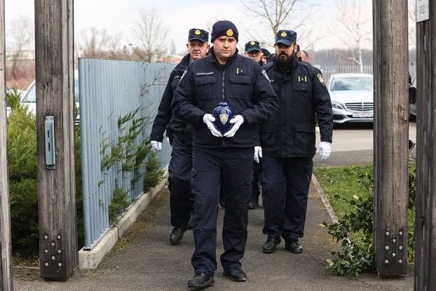 Zagreb: U grobno mjesto u Spomengaju u Dumovcu polo&zcaron;eni posmrtni ostaci slu&zcaron;benih pasa MUP-a uginulih u protekle tri godine