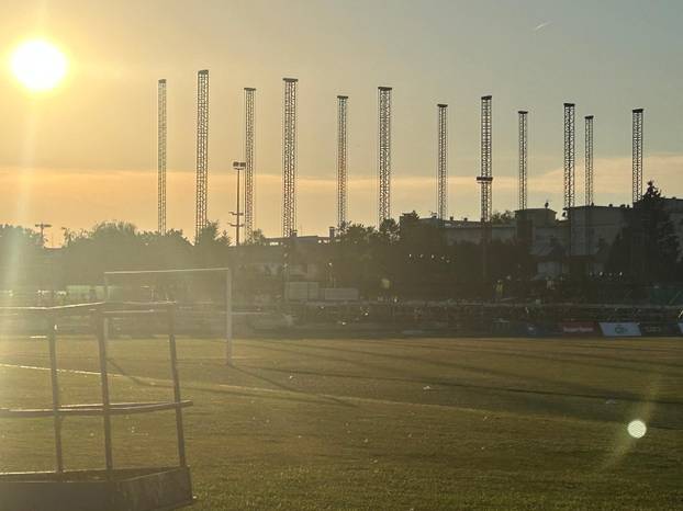 FOTO Evo kako teku pripreme za koncert Thompsona u Zaprešiću: Stigla oprema, slažu pozornicu