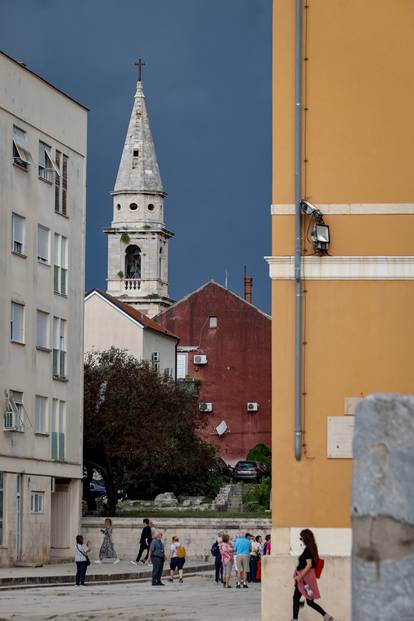 FOTO Kad Boris ugasi svjetlo:  Ovo je Zadar u podne. Čini se kao da je večer. Turisti u šoku