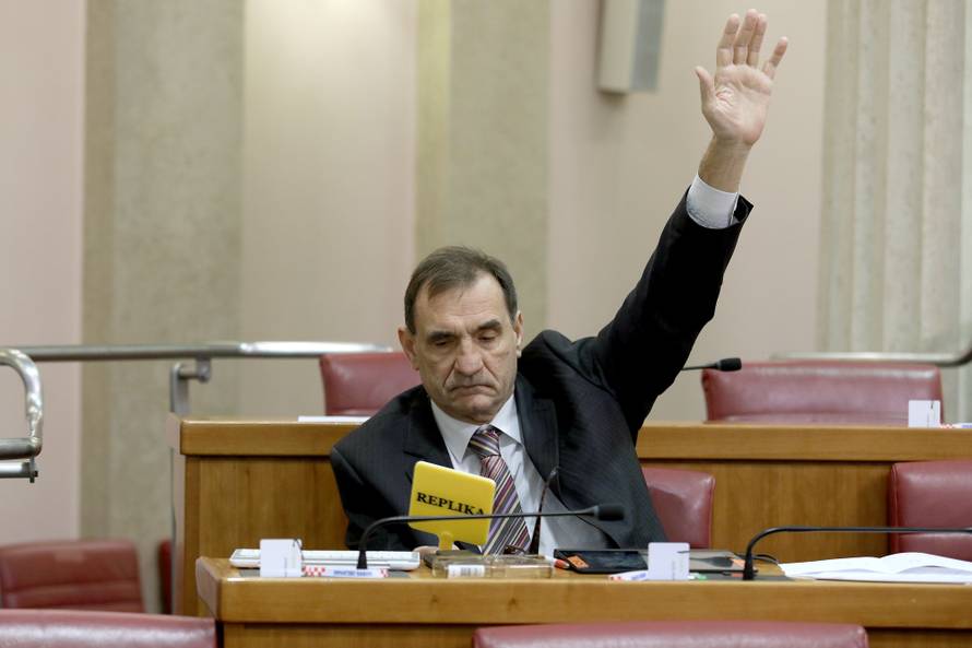 Teška noć? Umorni i pospani Stazić uspio zatražiti stanku...