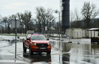 Izvanredne mjere obrane od poplave u Hrvatskoj Kostajnici, prijeti izlijevanja rijeke Une