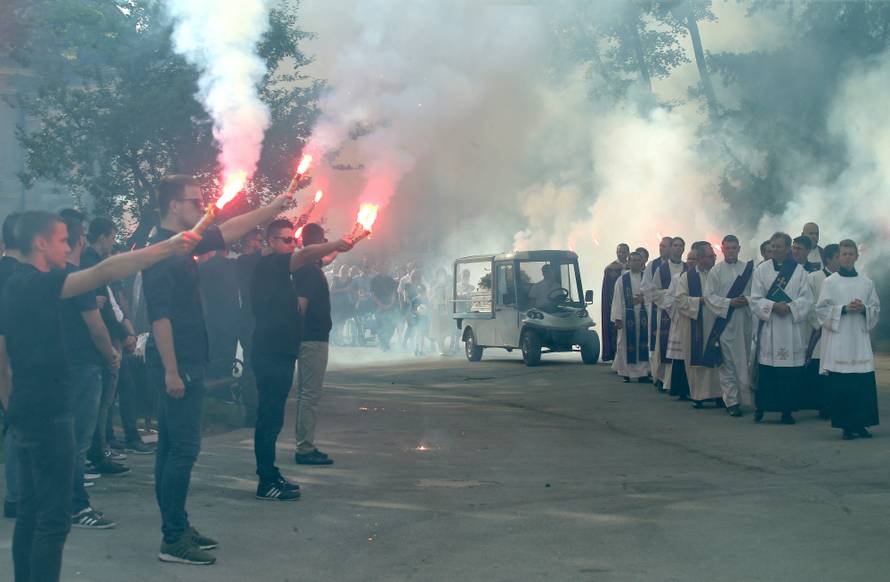 Bakljada na Mirogoju: Obitelj i prijatelji oprostili se od Capara