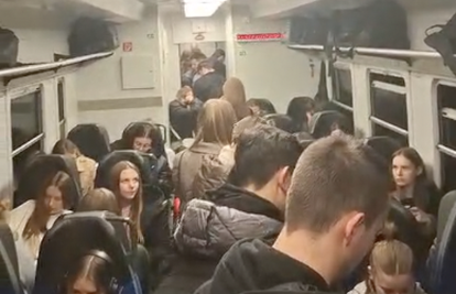 VIDEO 'Vlak HŽ-a prema Osijeku iznenada je stao. Ugasila su se sva svjetla, dva sata čekamo!'