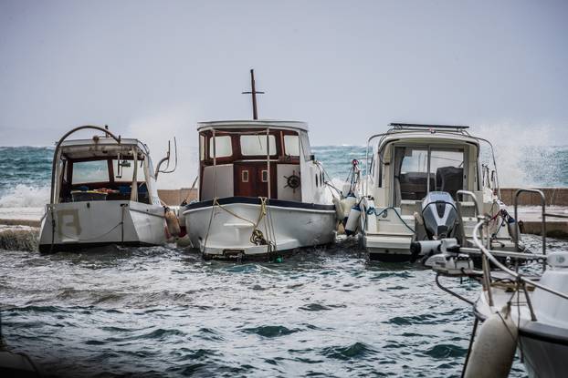 Split: Orkansko jugo potopilo rivu te stvaralo probleme u pomorskom prijevozu