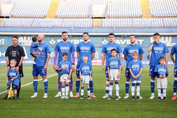 Igrači Dinama i Rijeke s djecom na terenu u sklopu humanitarne akcije "Daruj otkucaj života"