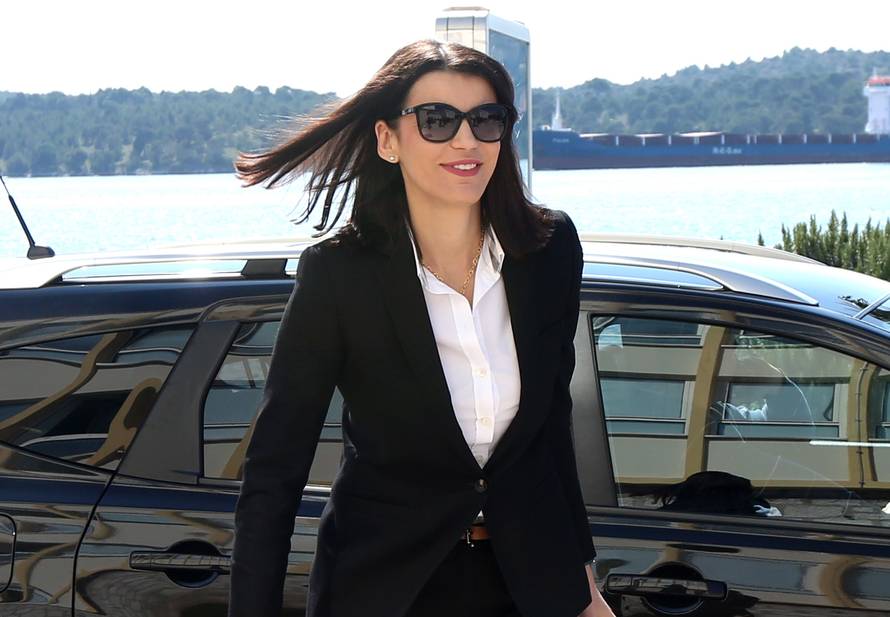 Ovo je matičarka iz Knina kojoj je Rimac sređivala ispit. Uspjela ga je pasti. Sad se nagodila