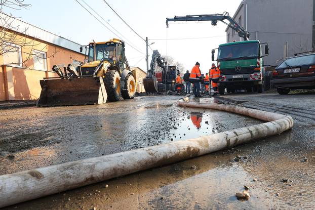 Zagreb: Radovi u Žajinoj gdje je puknula vodovodna cijev i poplavila ulicu
