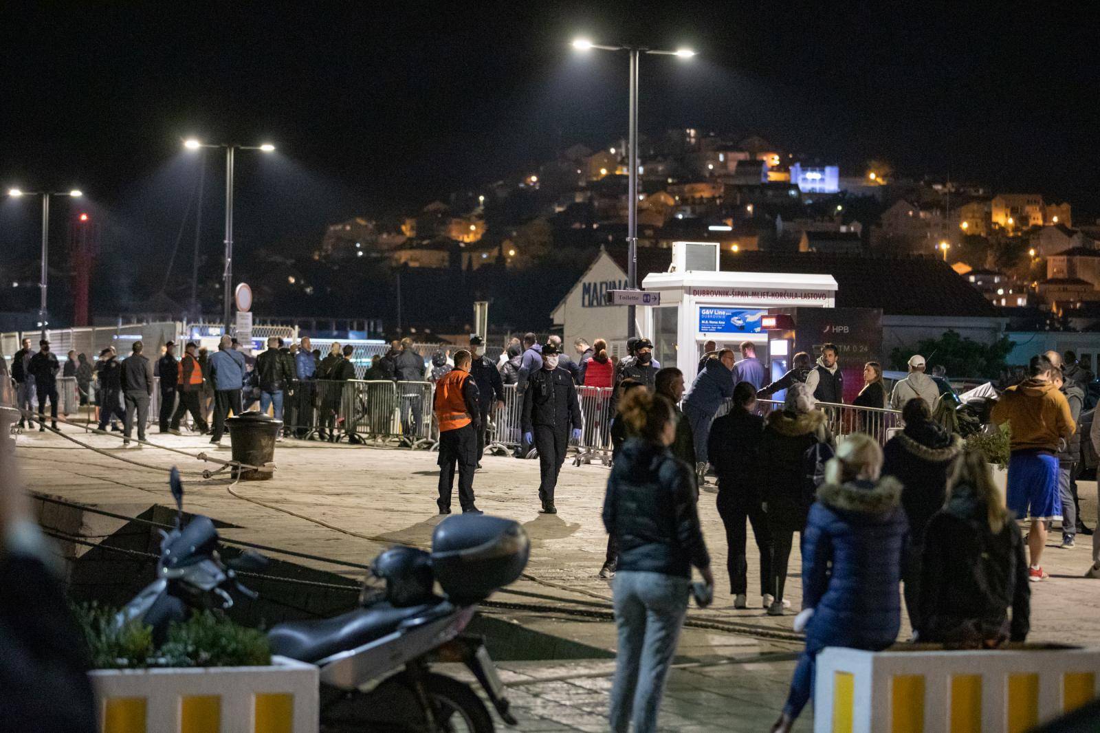 Dubrovnik: Brojni građani pohrlili po svježu ribu na Gruž