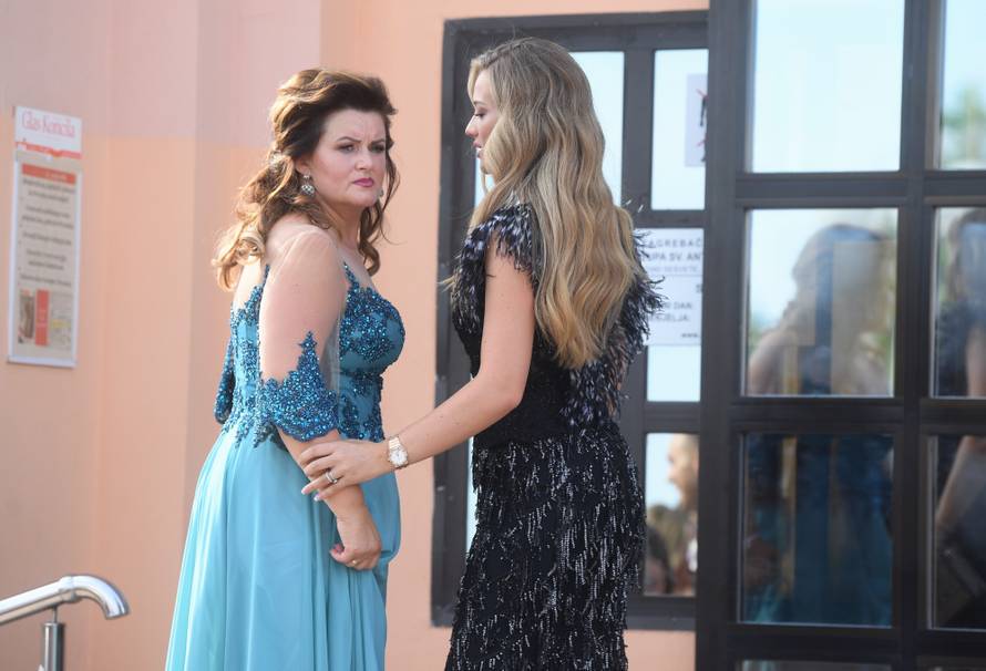 Izabel se nije odvajala od svog Matea na svadbi njegove sestre