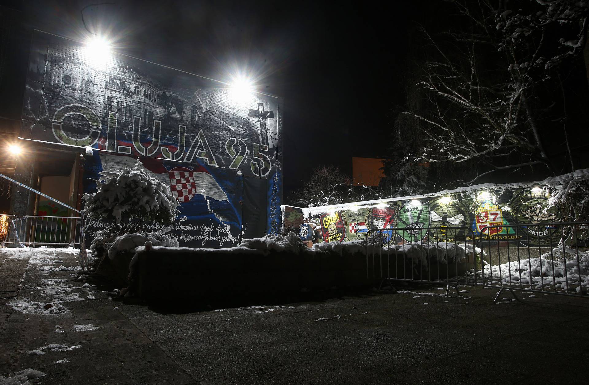 Noćne fotografije centra Petrinje dva tjedna nakon potresa