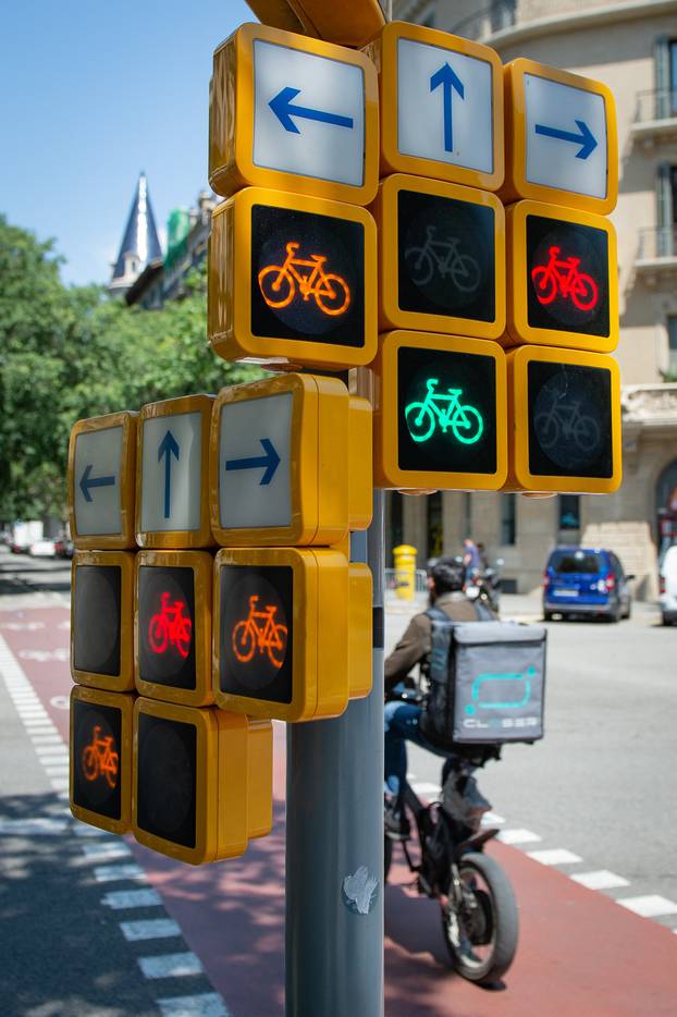 New traffic light system starts to operate in Barcelona