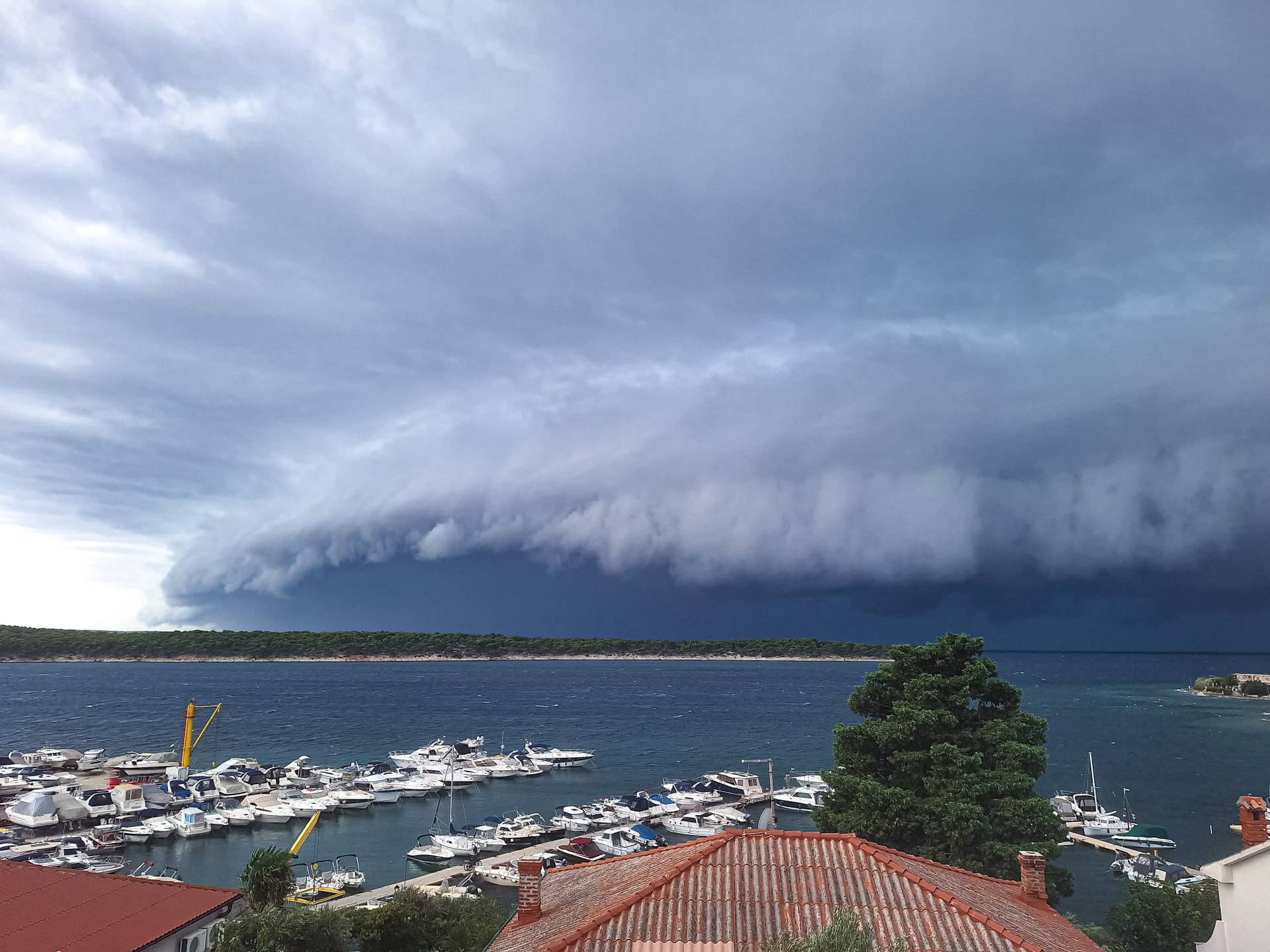 VIDEO Meteokaos širom Europe: Nevrijeme do Švedske, snijeg i u Sloveniji, niz pijavica na moru