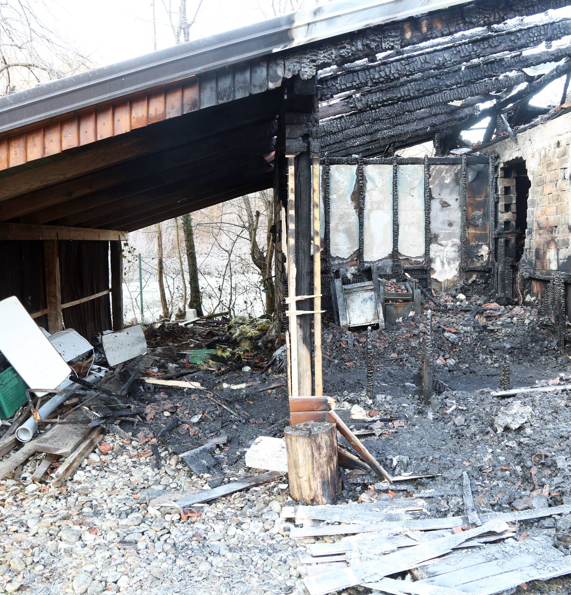 Prodaju kuću kraj zgarišta doma  u kojem su izgorjeli ljudi