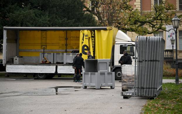 Zagreb: Postavljanje adventskih kućica na Strossmayerovom trgu