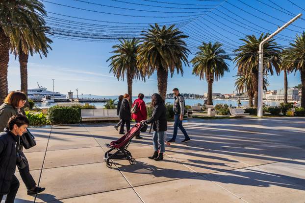 Sunčano jutro na Rivi u Splitu