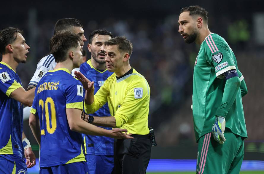 Zenica: Naguravanje igrača na terenu nakon što je Bastoni dobio crveni karton tijekom utakmice BiH - Italija