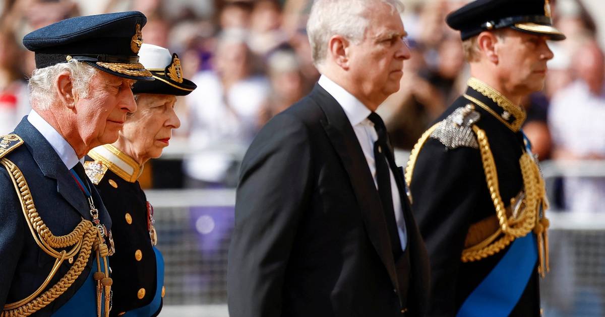 Kontroverzni princ Andrew je stajao kraj lijesa, ali nije nosio uniformu već odijelo. Evo i zašto - Vimarsana News