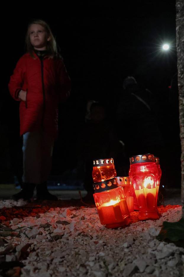 Škabrnja: Odavanje počasti poginulima paljenjem svijeća u Ulici 18. studenog 1991