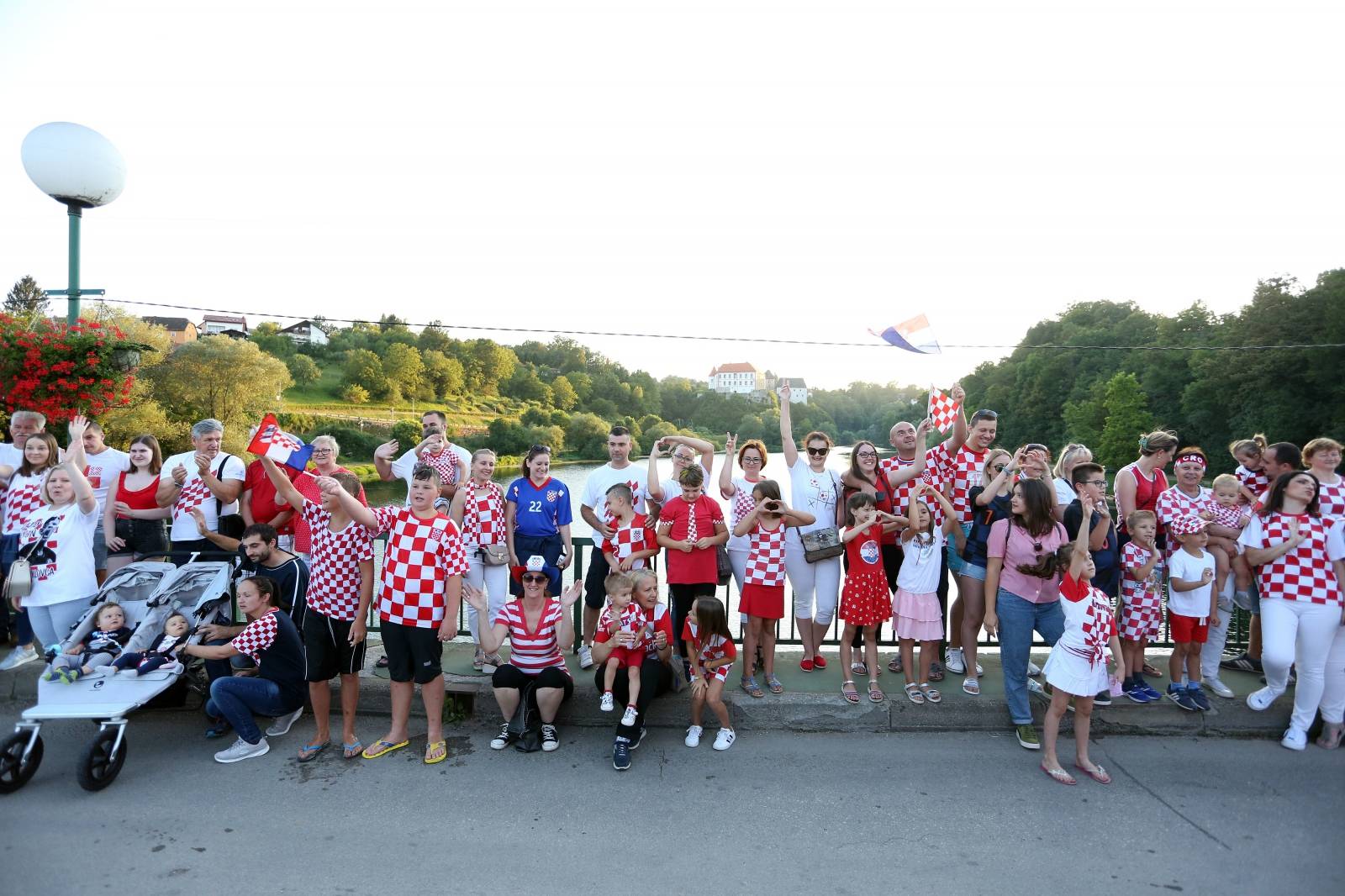 Ozalj: Velikom hrvatskom zastavom na mostu obiljeÅ¾en Dan zajedniÅ¡tva
