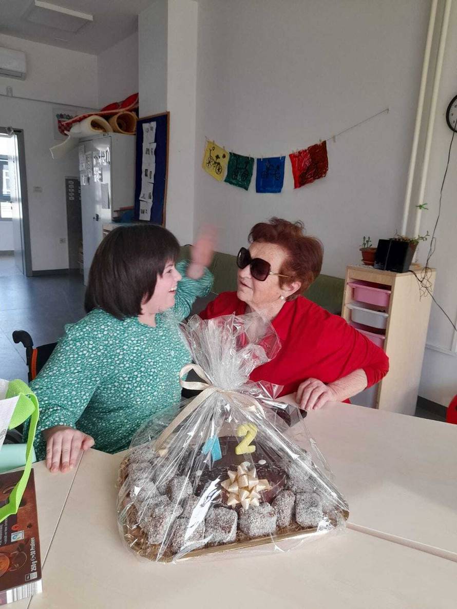 Iva (13) je u kolicima, baka (70) vratila se na posao da joj može plaćati terapije: 'Ne odustajem'