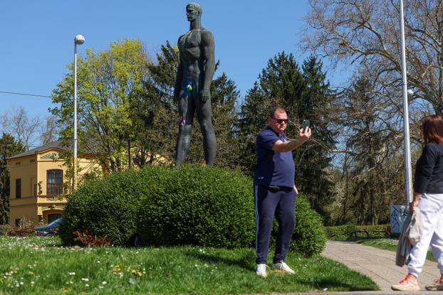 Zagreb: Na Uskrs osvanuli pofarbani testisi Bacača diska 