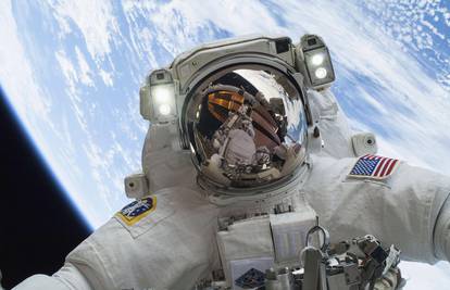 Predivno! NASA-in astronaut snimio je prvi svemirski 'selfie'