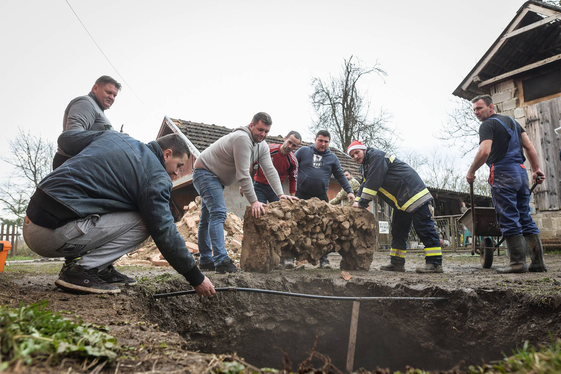 Mještani Mečenčana u strahu zbog rupa koje se otvaraju pokraj kuća