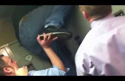 Striptizeta pala između ormara i ostala zatočena u pozi šišmiš