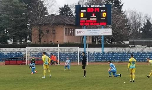 FOTO Igrači Cibalije klečali uoči susreta zbog neisplaćenih plaća