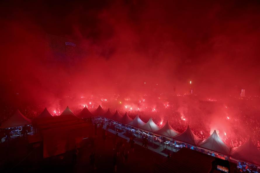 Zagreb: Euforija i bakljada na koncertu Marka Perkovića Thompsona