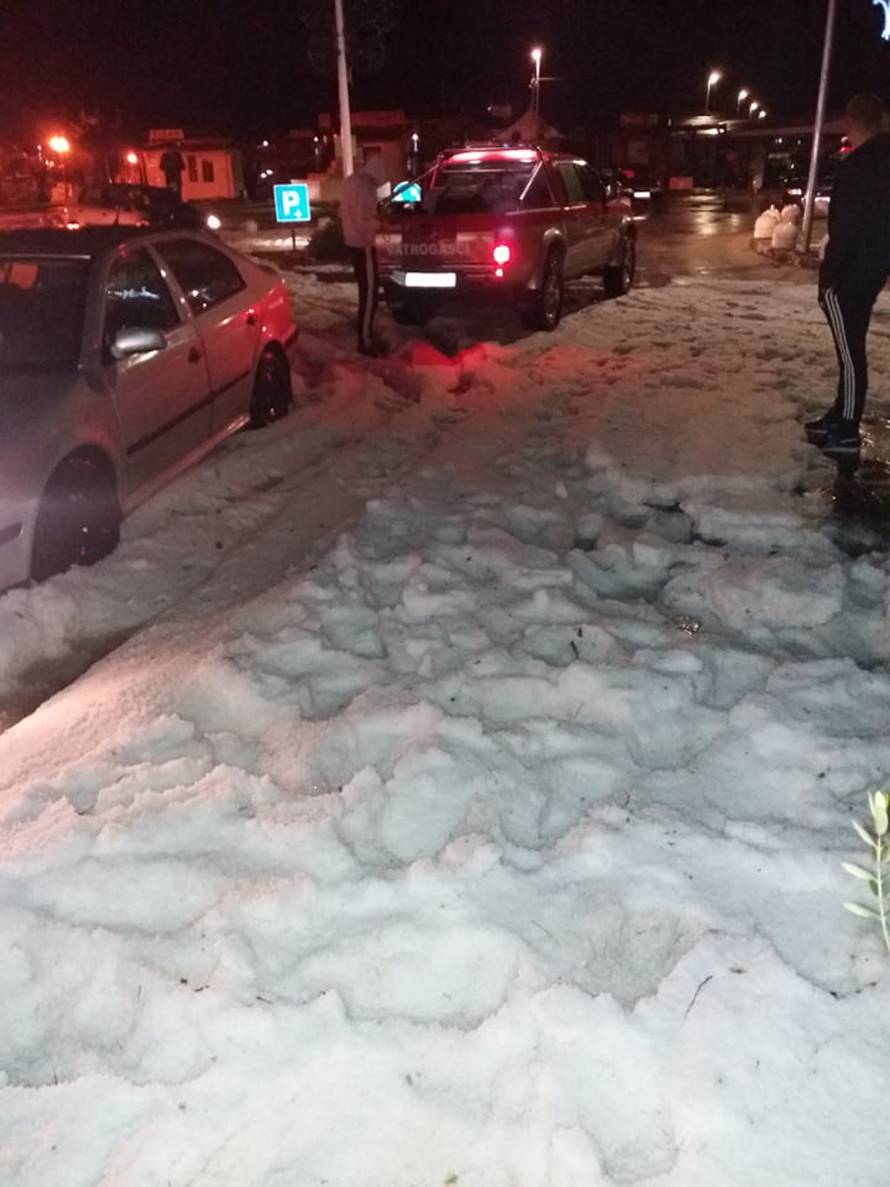 Tuča je pogodila Jadran: 'Aute smo morali izvlačiti bagerima'