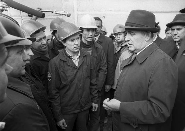Михаил Горбачев на Сургутской ГРЭС, 1985