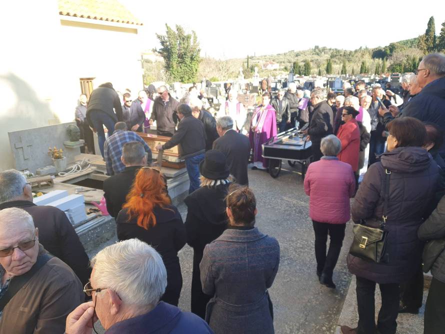 Bio je osuđen za pedofiliju: Don Ivanov je pokopan na Ugljanu