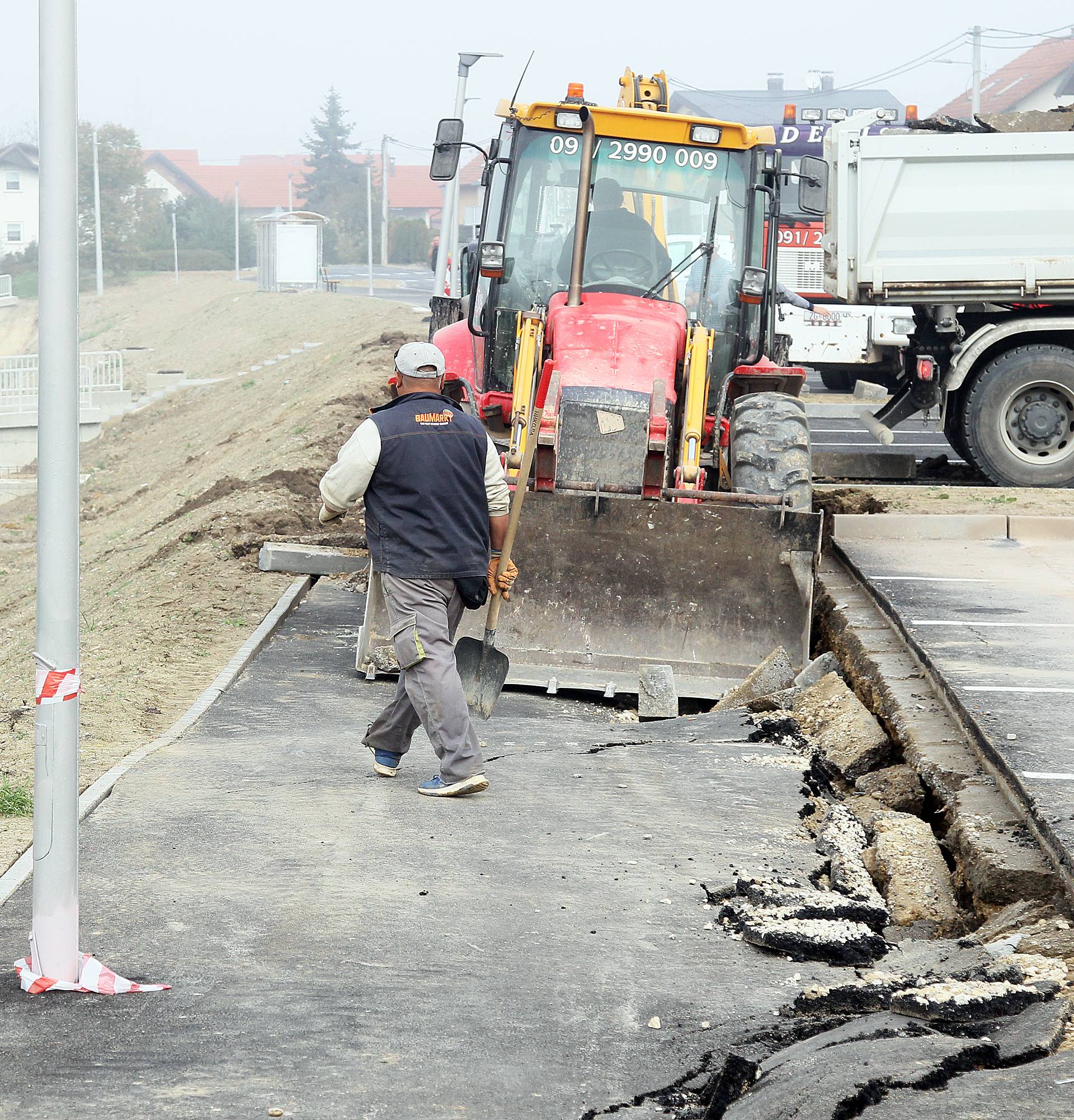 Popucalo parkiralište, klizište prijeti tek otvorenoj školi!