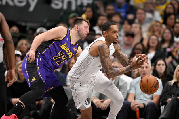 NBA: Los Angeles Lakers at Dallas Mavericks
