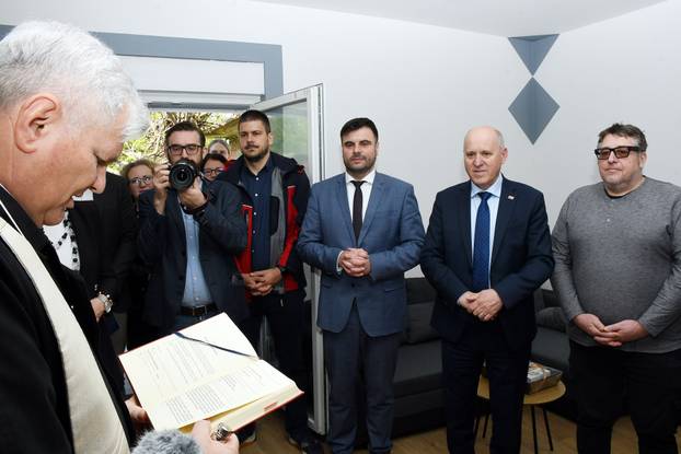 Petrinja: Ministar Bačić obišao tri obitelji koijim su izgrađene zamjenske kuće