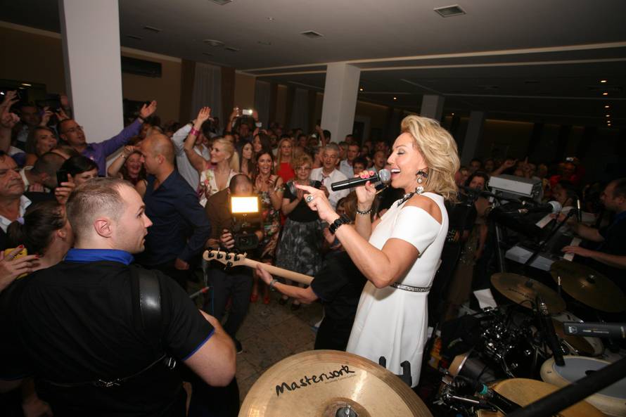 Za njega kažu da je najzgodniji harmonikaš regije: Svirao Luki Modriću, nastupao s Brenom...