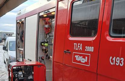 Izbio požar u potkrovlju kuće u Bestovju, gasilo ga osam vozila