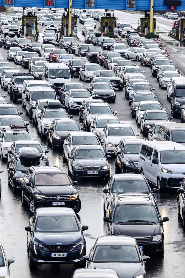 Početak skijaškog tjedna i kraj blagdana uzrok je gužve na graničnom prijelazu Bregana