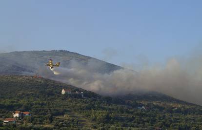 Veliki požar kod mjesta Plano: Gase ga kanaderi i helikopter