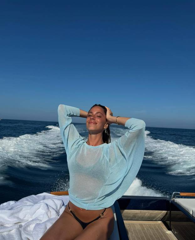 Svjetski prvak ljubi atraktivnu pjevačicu. Uskoro će se vjenčati