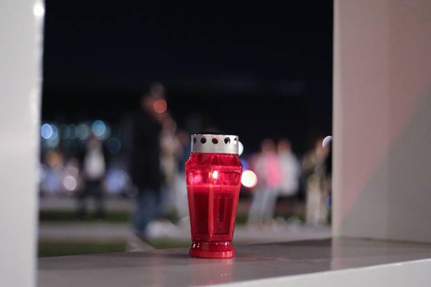 Osijek: Građani dolaze zapaliti svijeće ispred Opus Arene 