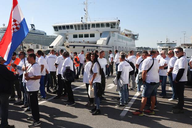 Split: Mirni prosvjed Nezavisnog sindikata pomoraca putničkih brodova Hrvatske 