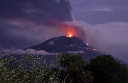 Izdano narančasto upozorenje nakon erupcije vulkana, gotovo tri tisuće ljudi je evakuirano...