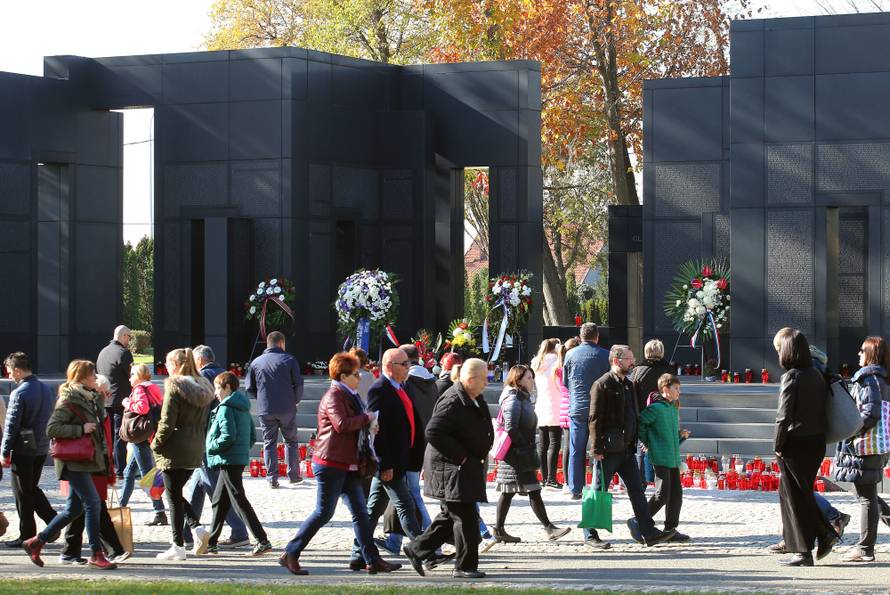 Dan je Svih svetih: Pogledajte fotografije s hrvatskih groblja